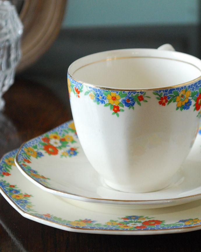 アンティーク 陶磁器の雑貨 アンティーク雑貨 イギリスで見つけたアルフレッドミーキン社のアンティークカップ&ソーサートリオ 飾って使って楽しむ小さなアンティークアンティークでしか手に入れることが出来ない美しい模様のカップ&ソーサー。(m-4226-z)