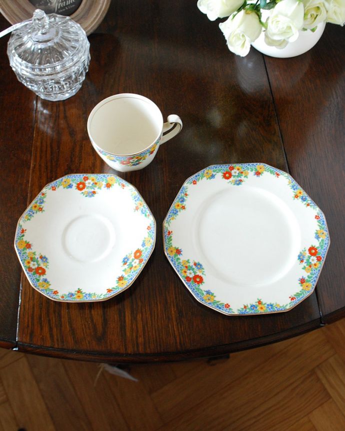 スージークーパー アンティーク雑貨 トリオ 上から見るとこんな感じです状態のいいものだけを選んでいますが、アンティークなのでキズや欠けがある場合があります。(m-4226-z)