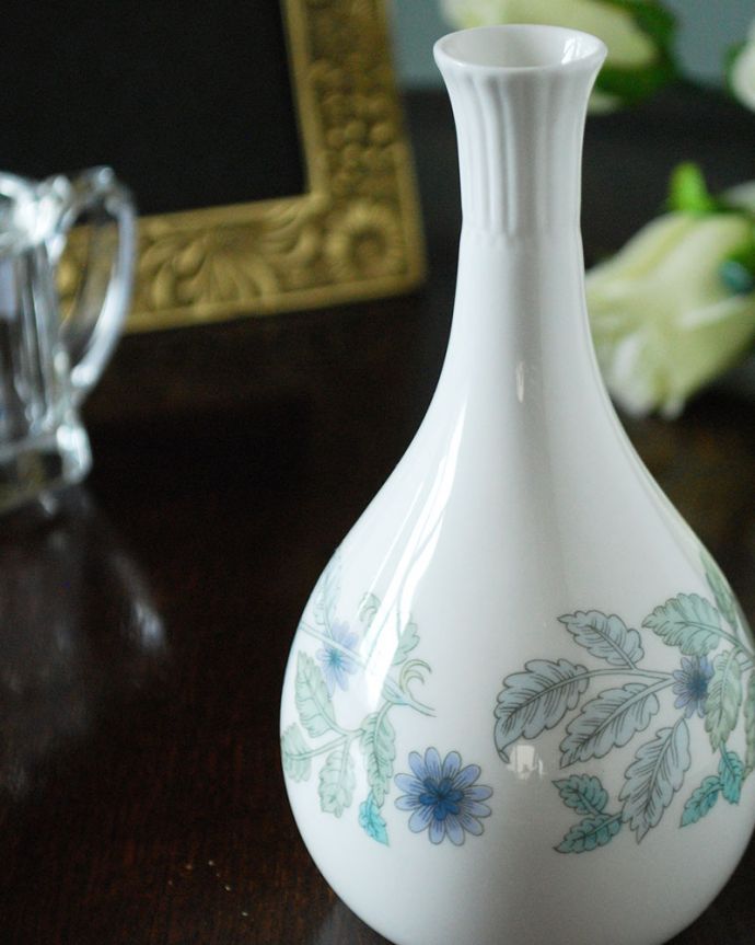アンティーク 陶磁器の雑貨 アンティーク雑貨 ウェッジウッド WEDGWOOD クレメンタイン ぽってり可愛い一輪挿しの花瓶フラワーベース 普段の生活に華を添えてくれるアンティークガーデニングの国、イギリスらしい花器。(m-4229-z)