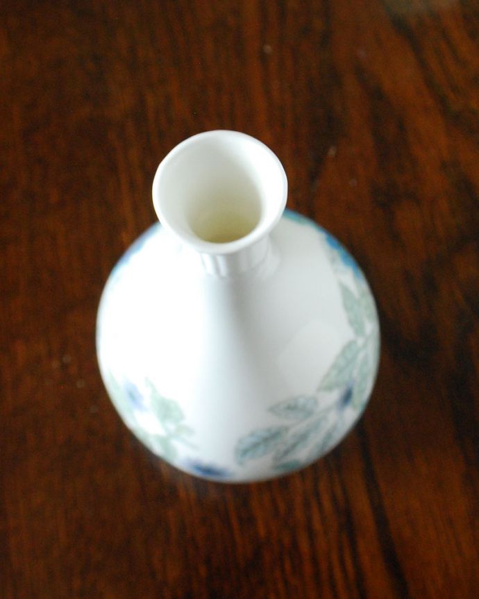 アンティーク 陶磁器の雑貨 アンティーク雑貨 ウェッジウッド WEDGWOOD クレメンタイン ぽってり可愛い一輪挿しの花瓶フラワーベース 上から見るとこんな感じです。(m-4229-z)
