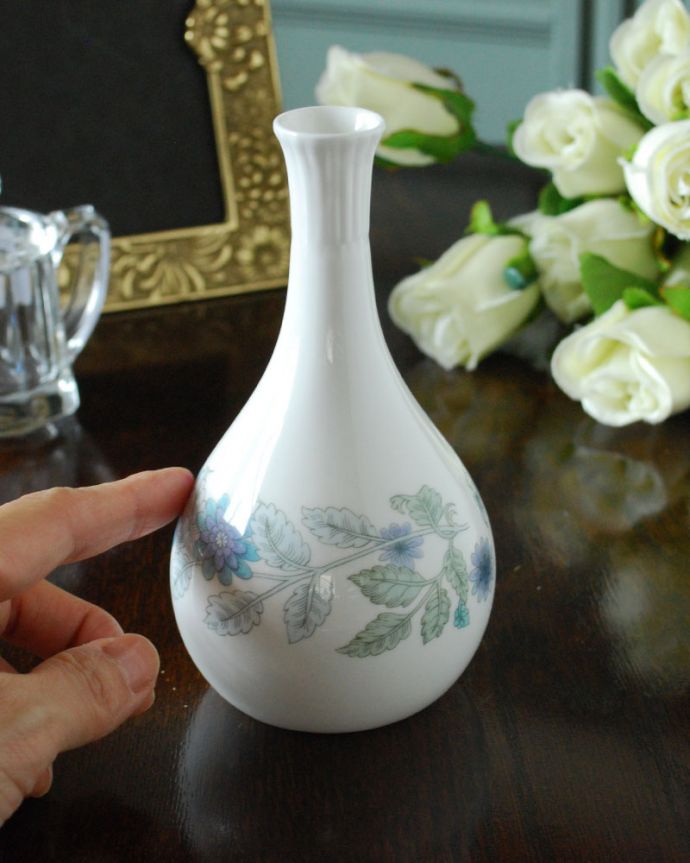 アンティーク 陶磁器の雑貨 アンティーク雑貨 ウェッジウッド WEDGWOOD クレメンタイン ぽってり可愛い一輪挿しの花瓶フラワーベース 置くだけでも絵になる美しさ何も入れなくても、陶磁器なので中が見えずに絵になるアイテムなんです。(m-4229-z)