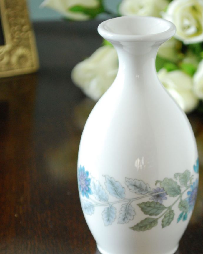 アンティーク 陶磁器の雑貨 アンティーク雑貨 ウェッジウッド WEDGWOOD クレメンタイン すらりとした一輪挿しの花瓶フラワーベース 普段の生活に華を添えてくれるアンティークガーデニングの国、イギリスらしい花器。(m-4230-z)