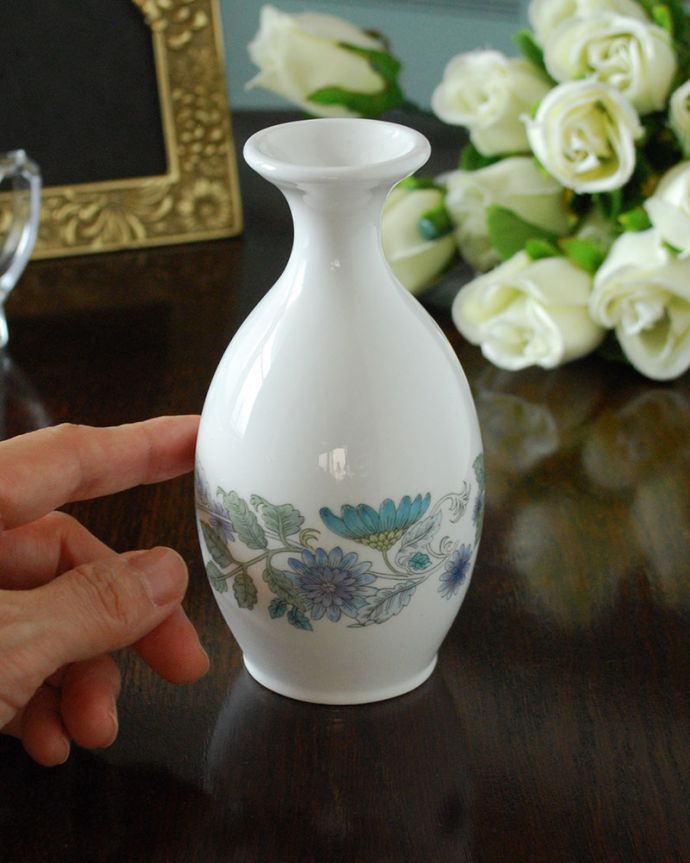 アンティーク 陶磁器の雑貨 アンティーク雑貨 ウェッジウッド WEDGWOOD クレメンタイン すらりとした一輪挿しの花瓶フラワーベース 置くだけでも絵になる美しさ何も入れなくても、陶磁器なので中が見えずに絵になるアイテムなんです。(m-4230-z)
