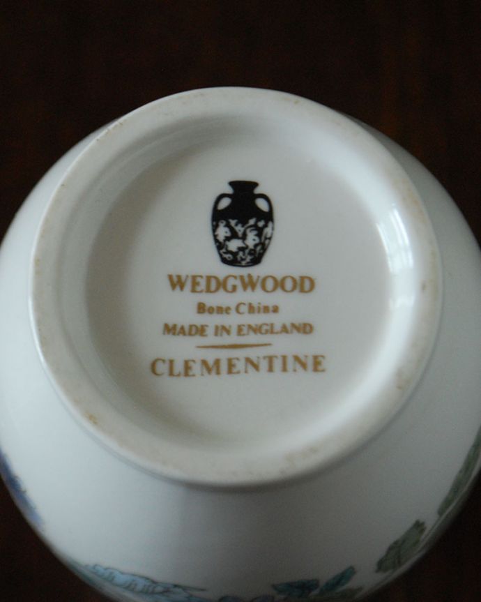 アンティーク 陶磁器の雑貨 アンティーク雑貨 ウェッジウッド WEDGWOOD クレメンタイン すらりとした一輪挿しの花瓶フラワーベース 裏側にポーセリンマーク製造メーカー保証の意味がこもった窯印、こんなポーセリンマークがあります。(m-4230-z)