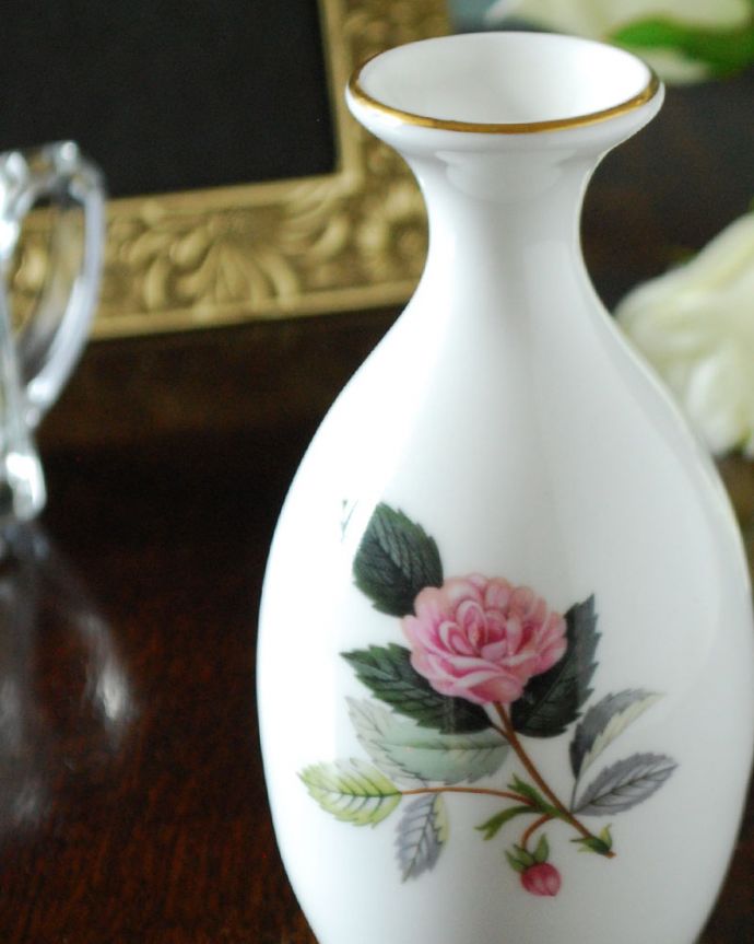 アンティーク 陶磁器の雑貨　アンティーク雑貨　ウェッジウッド　WEDGWOOD　ハザウェイ・ローズ　すらりとしたフォルムの花瓶　フラワーベース　普段の生活に華を添えてくれるアンティークガーデニングの国、イギリスらしい花器。(m-4231-z)
