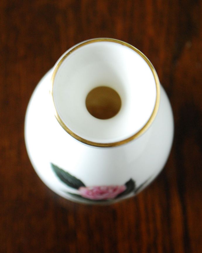 アンティーク 陶磁器の雑貨　アンティーク雑貨　ウェッジウッド　WEDGWOOD　ハザウェイ・ローズ　すらりとしたフォルムの花瓶　フラワーベース　上から見るとこんな感じです。(m-4231-z)