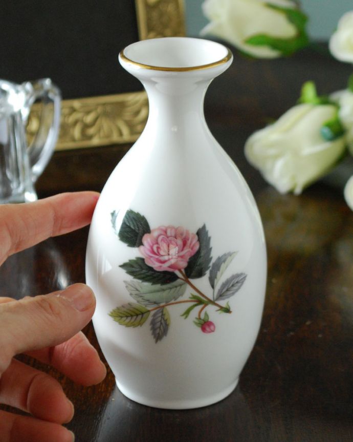 アンティーク 陶磁器の雑貨　アンティーク雑貨　ウェッジウッド　WEDGWOOD　ハザウェイ・ローズ　すらりとしたフォルムの花瓶　フラワーベース　置くだけでも絵になる美しさ何も入れなくても、陶磁器なので中が見えずに絵になるアイテムなんです。(m-4231-z)