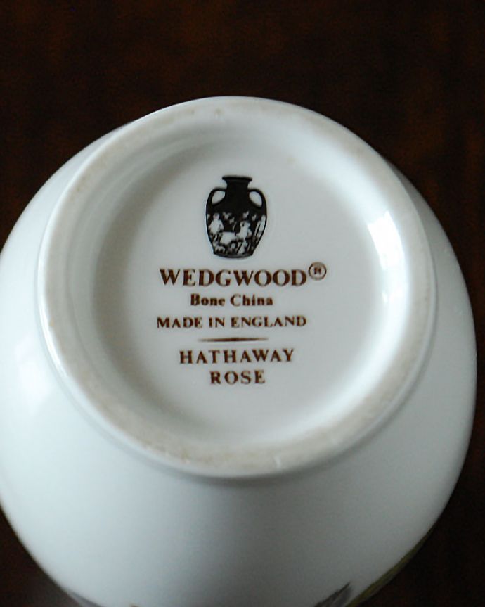 アンティーク 陶磁器の雑貨　アンティーク雑貨　ウェッジウッド　WEDGWOOD　ハザウェイ・ローズ　すらりとしたフォルムの花瓶　フラワーベース　裏側にポーセリンマーク製造メーカー保証の意味がこもった窯印、こんなポーセリンマークがあります。(m-4231-z)