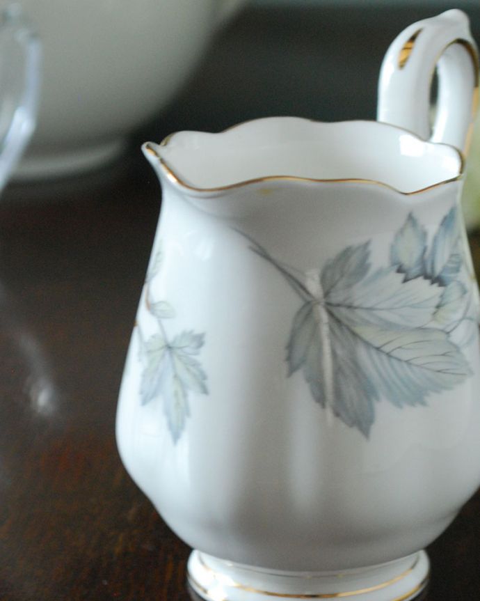 アンティーク 陶磁器の雑貨　アンティーク雑貨　ロイヤルアルバート　シルバーメープル　ミルクジャグ　ロイヤルアルバートのSilver Maple【葉っぱの一部がラベンダー色のロイヤルアルバート窯の「ラベンダーローズ」。(m-4237-z)