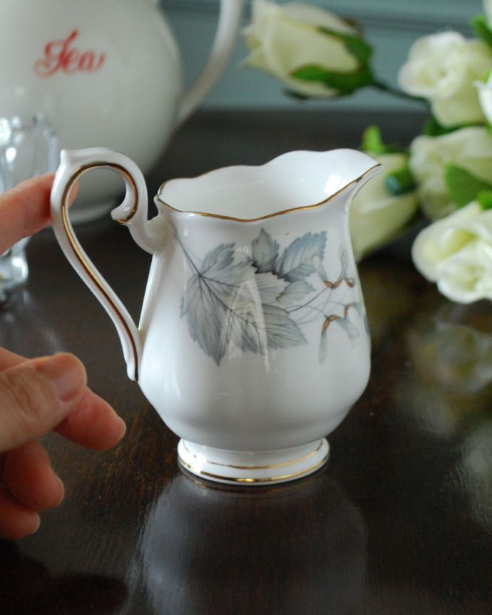 アンティーク 陶磁器の雑貨　アンティーク雑貨　ロイヤルアルバート　シルバーメープル　ミルクジャグ　大きさはコレくらいです眺めているだけじゃもったいないので、実用的に使って楽しんで下さい。(m-4237-z)