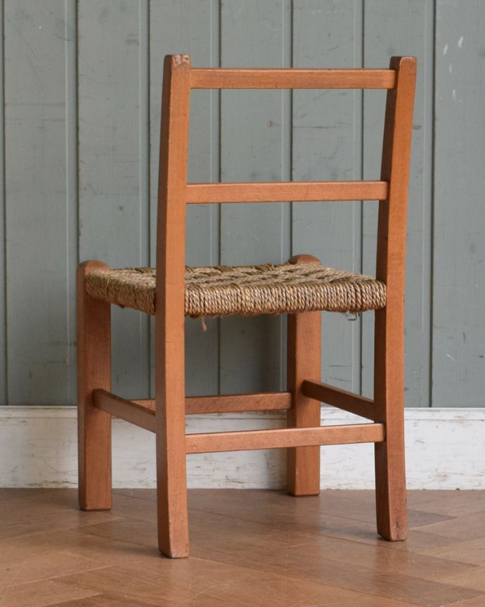 キッチンチェア　アンティーク チェア　イギリス輸入のアンティーク椅子、珍しい編み座のチャイルドチェアー。アンティークは新品ではないので、もちろん経年変化によるキズはありますが、専門の職人が目立たないようキレイにお直しをしているので、後姿までキレイです。(m-425-c)