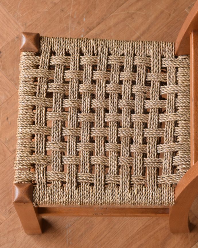 キッチンチェア　アンティーク チェア　イギリス輸入のアンティーク椅子、珍しい編み座のチャイルドチェアー。ペーパーコードの座面は丈夫で座りやすいのが魅力です。(m-425-c)