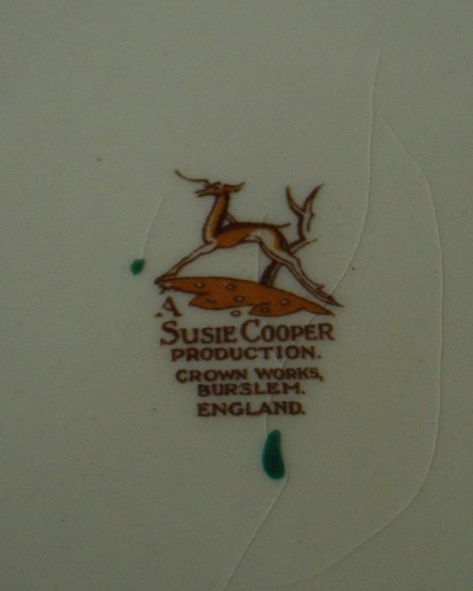 アンティーク 陶磁器の雑貨 アンティーク雑貨 スージークーパー 1935年 ドレスデンスプレイ グリーン ディナープレート 裏側のバックスタンプ1932~65年製造のスージークーパ―プロダクションで使われていたバックスタンプが押されています。(m-4260-z)