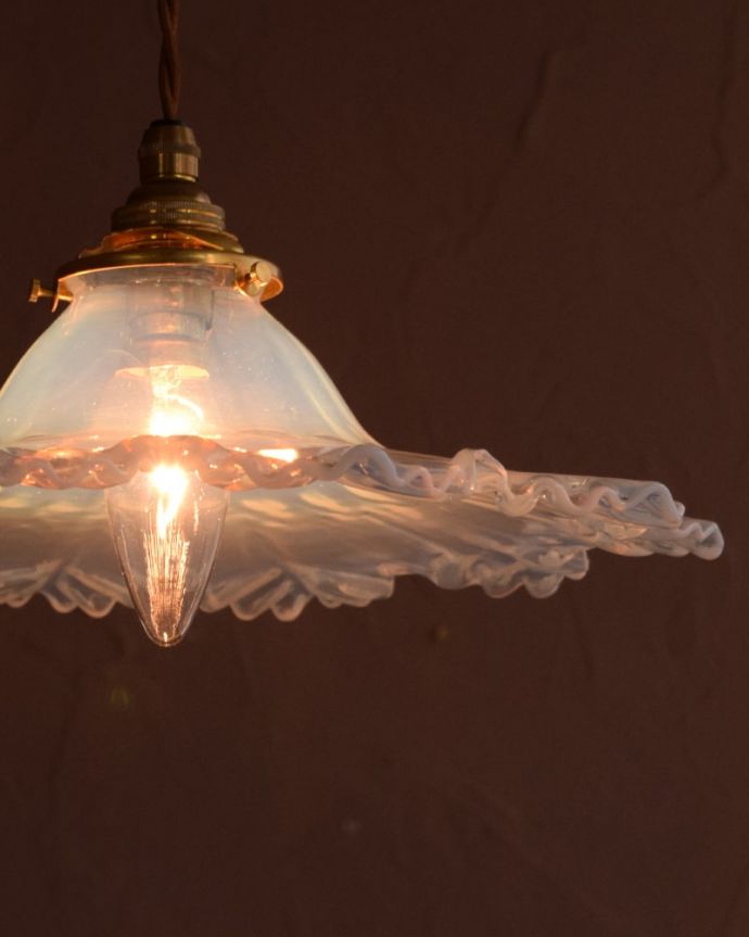 ペンダントライト　照明・ライティング　オパーリンガラスペンダントランプ　使えるものだけ選んできましたアンティークなのでキズや汚れ、カケなどは必ずありますが、使えると判断したものだけを吟味して選んできました。(m-4267-z)