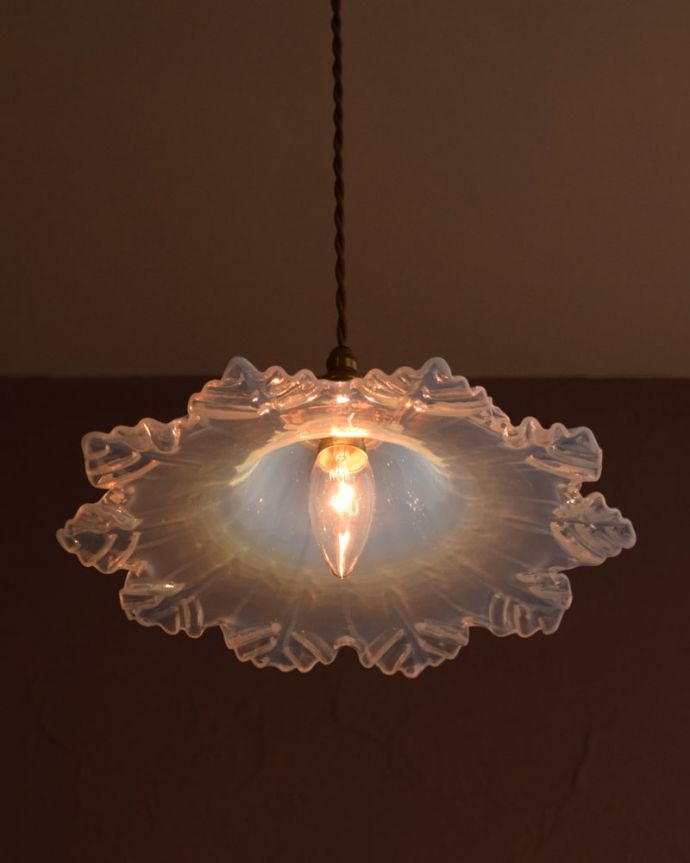 ペンダントライト　照明・ライティング　オパーリンガラスペンダントランプ　夜になると･･･ふわっとした優しい灯りで周りを包み込んでくれます。(m-4267-z)