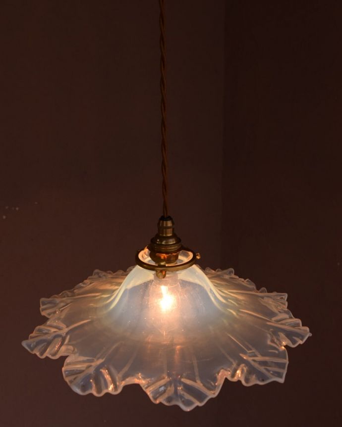 ペンダントライト　照明・ライティング　オパーリンガラスペンダントランプ　取り付け金具は日本仕様シェードはアンティークですが、取り付け金具は日本仕様の新しいものです。(m-4267-z)