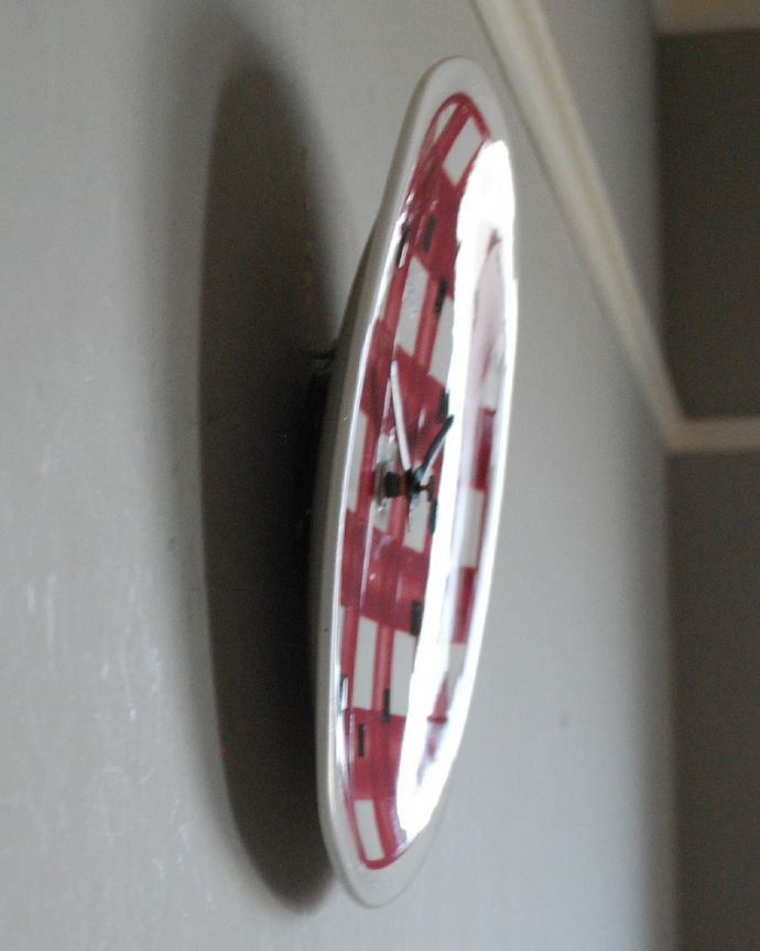 アンティーク雑貨　スミス掛け時計レッド　横から見ると･･･こんな感じです。(m-4268-z)