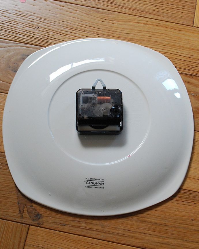 アンティーク雑貨　スミス掛け時計レッド　裏から見ると･･･クオーツは新しく交換しました。(m-4268-z)