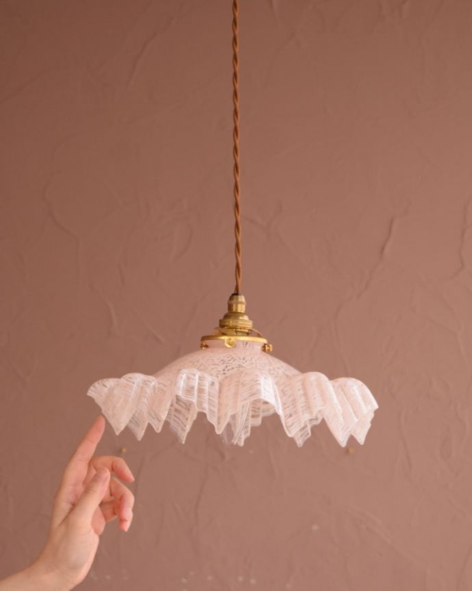 ペンダントライト　照明・ライティング　ガラスランプシェード　一点ものの魅力小さなペンダントライトは、取り付けやすく灯りが付いていない時も目立つ存在で、まさにお部屋の中のアクセサリーです。(m-4275-z)