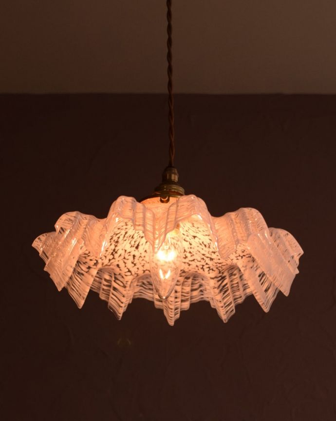 ペンダントライト　照明・ライティング　ガラスランプシェード　夜になると･･･ふわっとした優しい灯りで周りを包み込んでくれます。(m-4275-z)