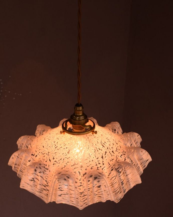 ペンダントライト　照明・ライティング　ガラスランプシェード　取り付け金具は日本仕様シェードはアンティークですが、取り付け金具は日本仕様の新しいものです。(m-4275-z)