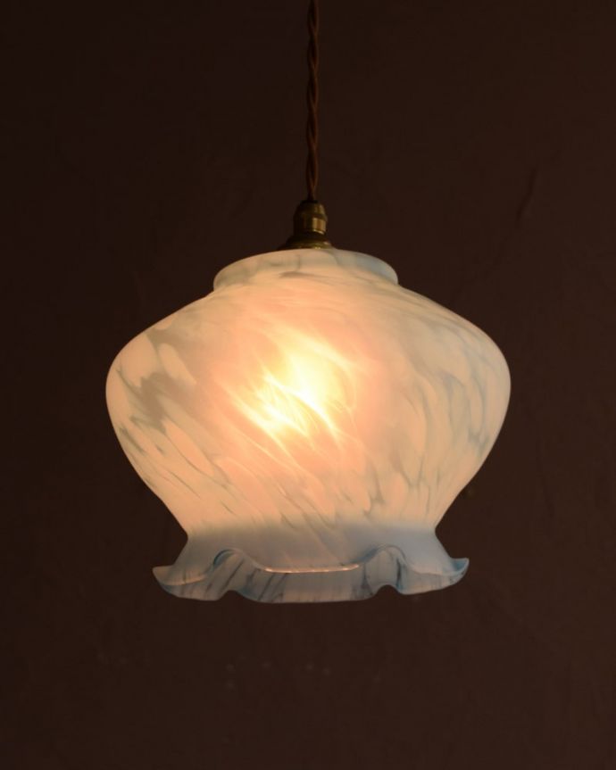 ペンダントライト　照明・ライティング　ガラスランプシェード　お部屋のアクセサリーに使って欲しいアンティーク照明器具の中で気軽に使いやすいペンダントライト。(m-4277-z)