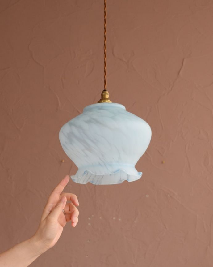 ペンダントライト　照明・ライティング　ガラスランプシェード　一点ものの魅力小さなペンダントライトは、取り付けやすく灯りが付いていない時も目立つ存在で、まさにお部屋の中のアクセサリーです。(m-4277-z)