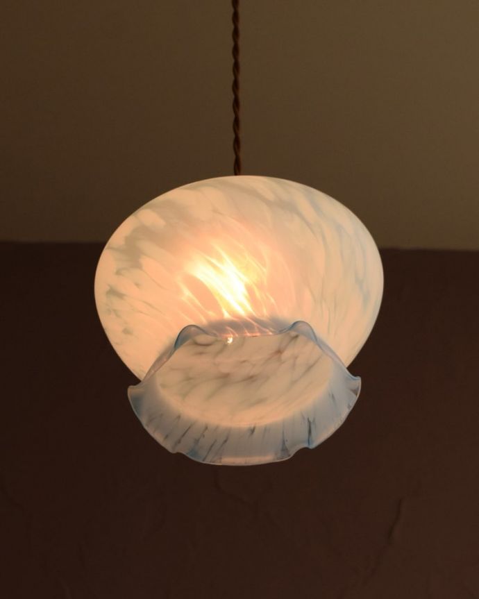 ペンダントライト　照明・ライティング　ガラスランプシェード　夜になると･･･ふわっとした優しい灯りで周りを包み込んでくれます。(m-4277-z)