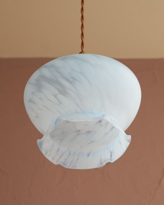 ペンダントライト　照明・ライティング　ガラスランプシェード　下から見上げると･･･実際に取り付けてカウンターやダイニングの下からのぞくとこんな感じです。(m-4277-z)