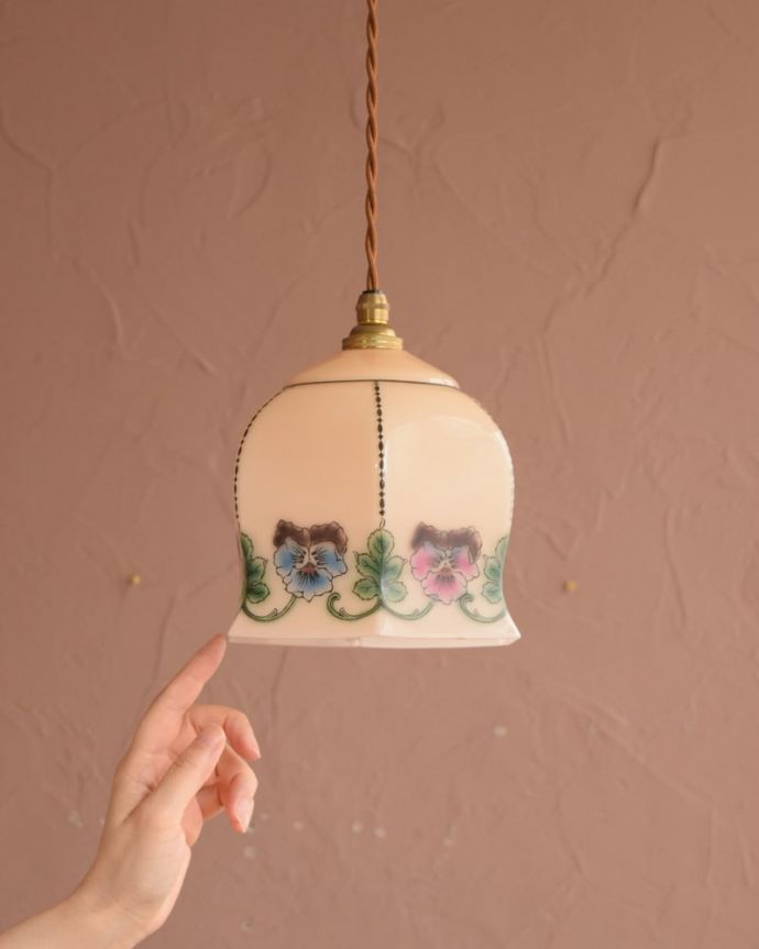 ペンダントライト　照明・ライティング　ガラスランプシェード　一点ものの魅力小さなペンダントライトは、取り付けやすく灯りが付いていない時も目立つ存在で、まさにお部屋の中のアクセサリーです。(m-4282-z)