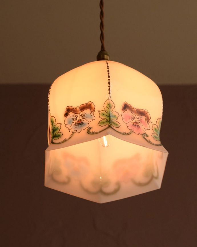 ペンダントライト　照明・ライティング　ガラスランプシェード　夜になると･･･ふわっとした優しい灯りで周りを包み込んでくれます。(m-4282-z)