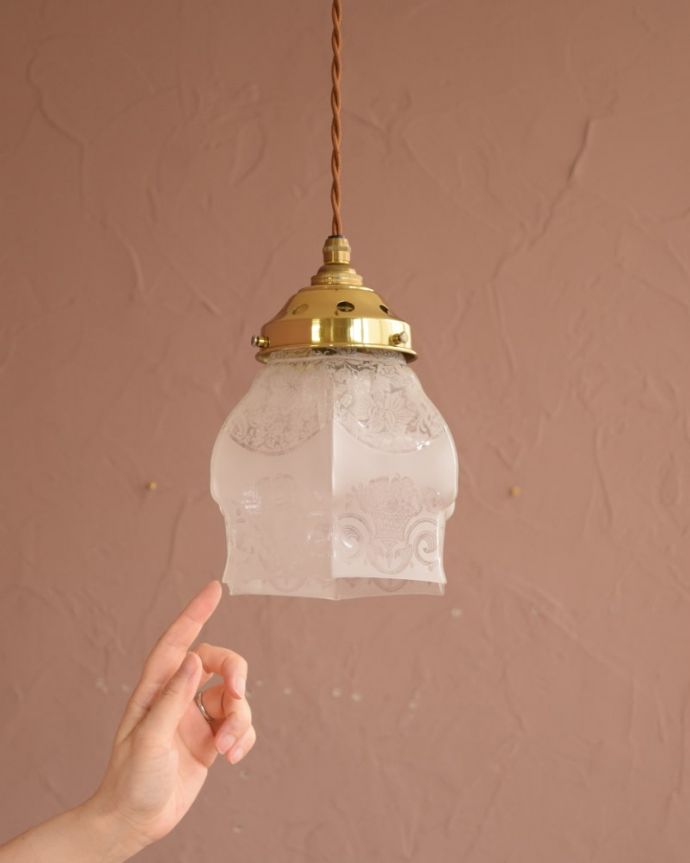 ペンダントライト　照明・ライティング　ガラスランプシェード　一点ものの魅力小さなペンダントライトは、取り付けやすく灯りが付いていない時も目立つ存在で、まさにお部屋の中のアクセサリーです。(m-4287-z)