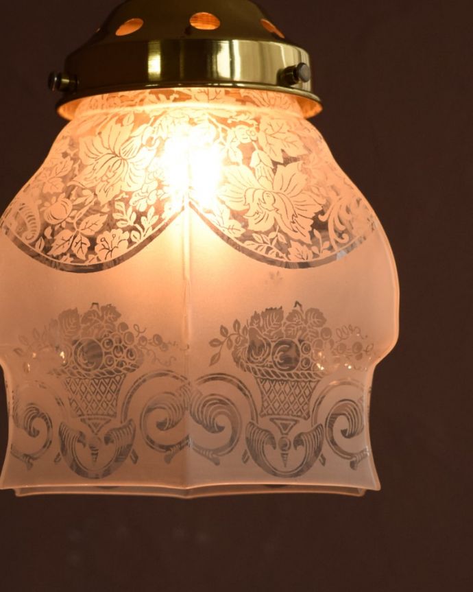 ペンダントライト　照明・ライティング　ガラスランプシェード　使えるものだけ選んできましたアンティークなのでキズや汚れ、カケなどは必ずありますが、使えると判断したものだけを吟味して選んできました。(m-4287-z)