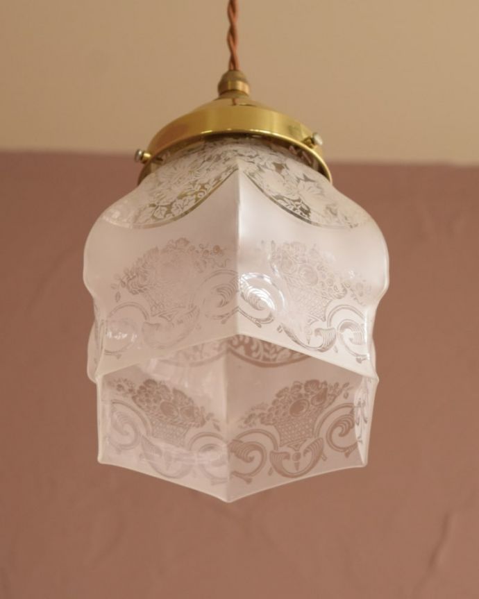 ペンダントライト　照明・ライティング　ガラスランプシェード　下から見上げると･･･実際に取り付けてカウンターやダイニングの下からのぞくとこんな感じです。(m-4287-z)