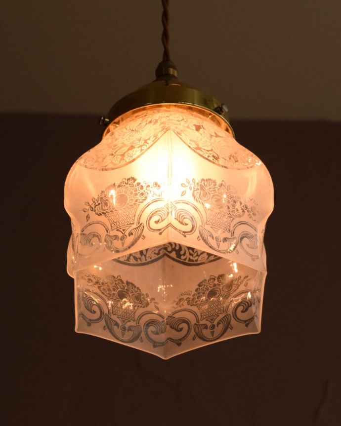 ペンダントライト　照明・ライティング　ガラスランプシェード　夜になると･･･ふわっとした優しい灯りで周りを包み込んでくれます。(m-4287-z)