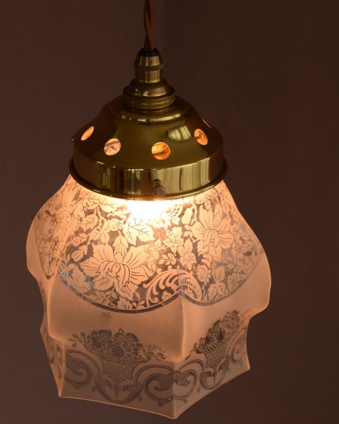 ペンダントライト　【照明器具商品UP用】　アンティーク　ペンダントライト　シェード(コード・シャンデリア電球・ギャラリーA付き)。取り付け金具は日本仕様シェードはアンティークですが、取り付け金具は日本仕様の新しいものです。(htl-2-2-1)