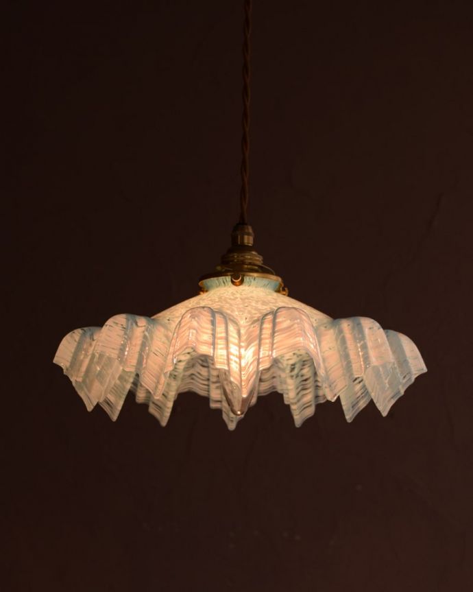 ペンダントライト　照明・ライティング　ガラスランプシェード　お部屋のアクセサリーに使って欲しいアンティーク照明器具の中で気軽に使いやすいペンダントライト。(m-4298-z)