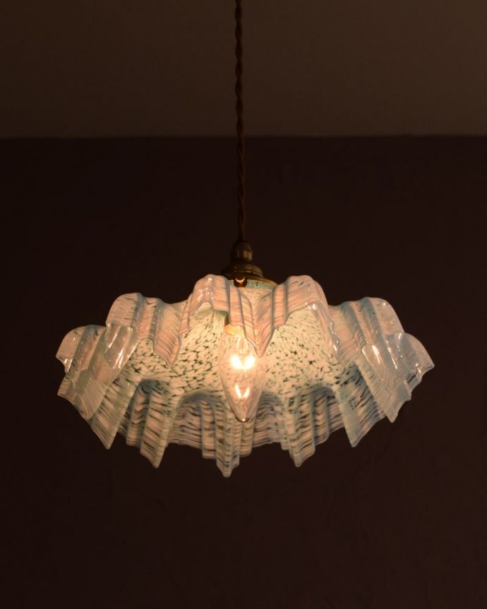 ペンダントライト　照明・ライティング　ガラスランプシェード　夜になると･･･ふわっとした優しい灯りで周りを包み込んでくれます。(m-4298-z)