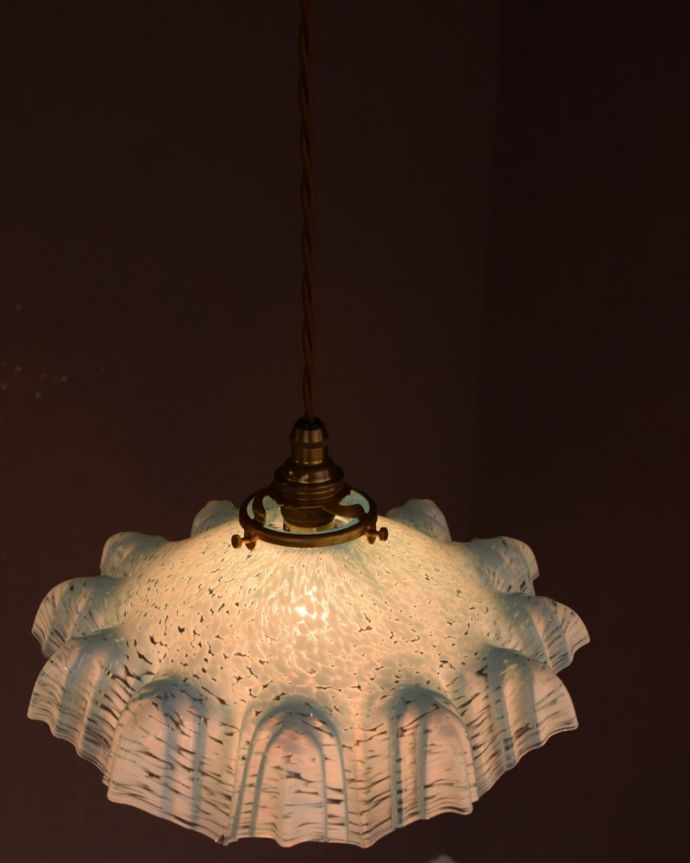 ペンダントライト　照明・ライティング　ガラスランプシェード　取り付け金具は日本仕様シェードはアンティークですが、取り付け金具は日本仕様の新しいものです。(m-4298-z)