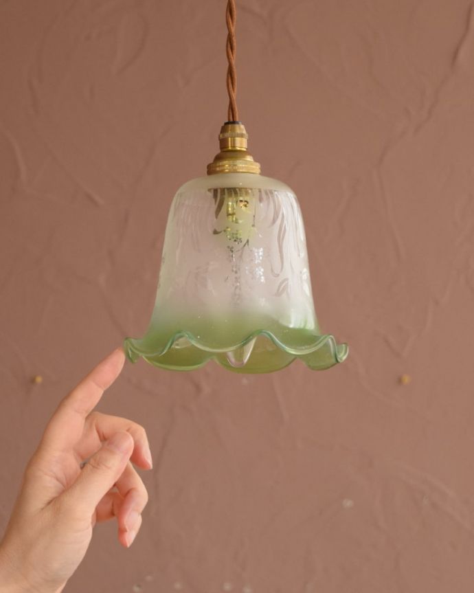 ペンダントライト　照明・ライティング　ガラスランプシェード　一点ものの魅力小さなペンダントライトは、取り付けやすく灯りが付いていない時も目立つ存在で、まさにお部屋の中のアクセサリーです。(m-4299-z)