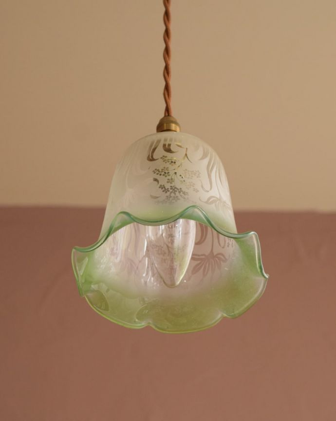 ペンダントライト　照明・ライティング　ガラスランプシェード　下から見上げると･･･実際に取り付けてカウンターやダイニングの下からのぞくとこんな感じです。(m-4299-z)