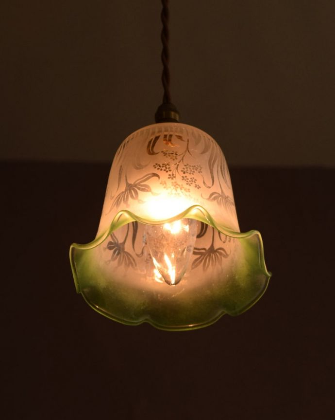 ペンダントライト　照明・ライティング　ガラスランプシェード　夜になると･･･ふわっとした優しい灯りで周りを包み込んでくれます。(m-4299-z)