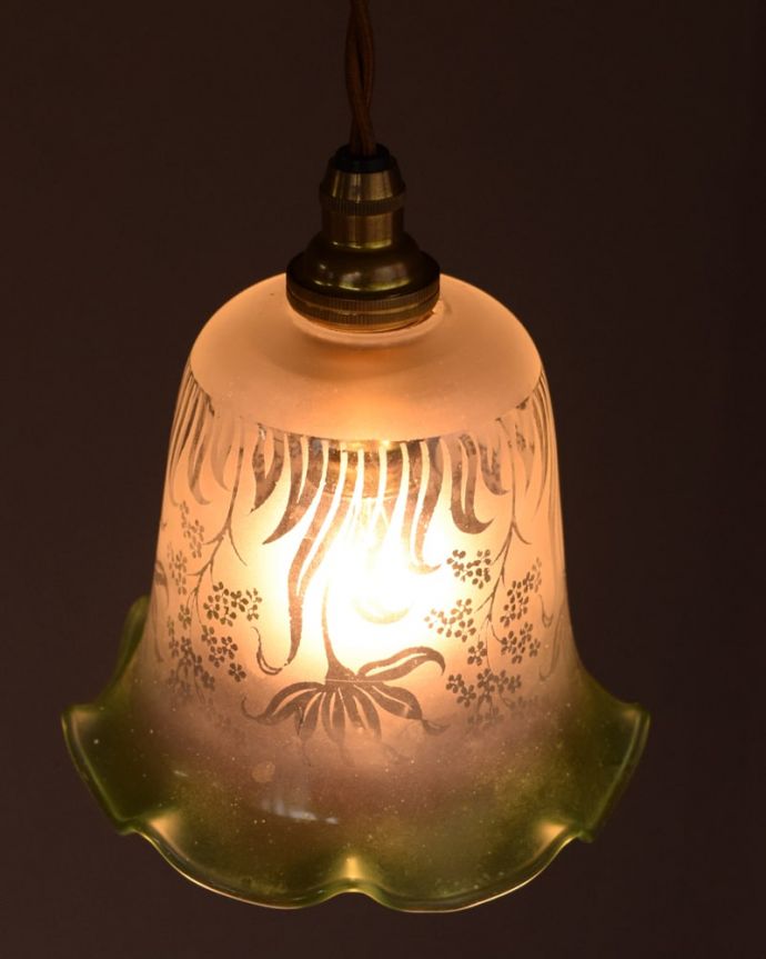 ペンダントライト　照明・ライティング　ガラスランプシェード　取り付け金具は日本仕様シェードはアンティークですが、取り付け金具は日本仕様の新しいものです。(m-4299-z)