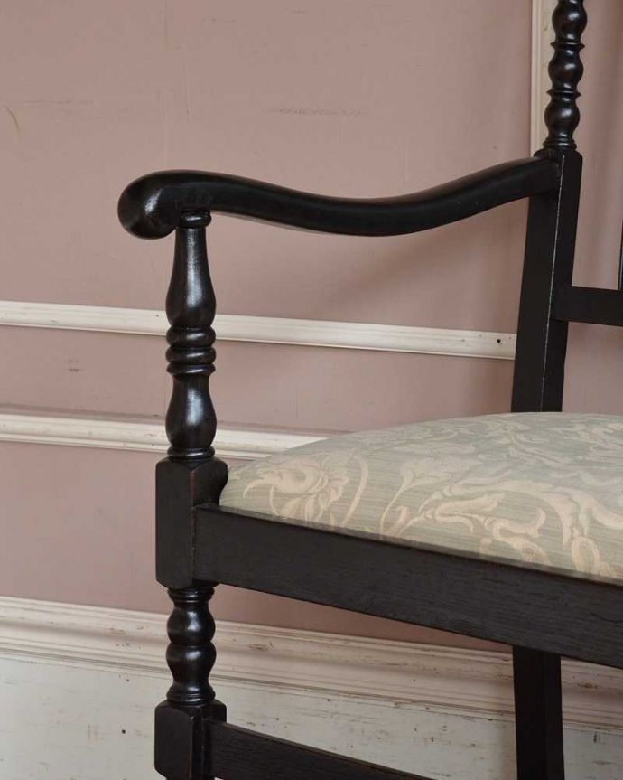 セティ・ソファ・ベンチ　アンティーク チェア　ジャコビアン様式がカッコイイ、オーク材のアンティークセティ（ソファベンチ）。デザインされたアーム部分肘を掛けれるようにデザインされたアームの形まで優雅なんです。(m-430-c)