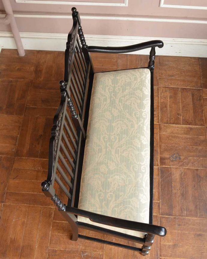 セティ・ソファ・ベンチ　アンティーク チェア　ジャコビアン様式がカッコイイ、オーク材のアンティークセティ（ソファベンチ）。新しい生地で張り替えました修復の際、一度、古い生地を剥がして木製部分を組みなおしし、強度を持たせてから新しい生地で張り替えました。(m-430-c)