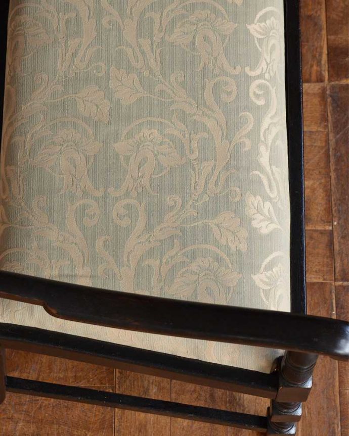 セティ・ソファ・ベンチ　アンティーク チェア　ジャコビアン様式がカッコイイ、オーク材のアンティークセティ（ソファベンチ）。生地のセレクトもこだわりました優雅なセティの雰囲気そのままに、一番似合う貼り座をじっくり選びました。(m-430-c)