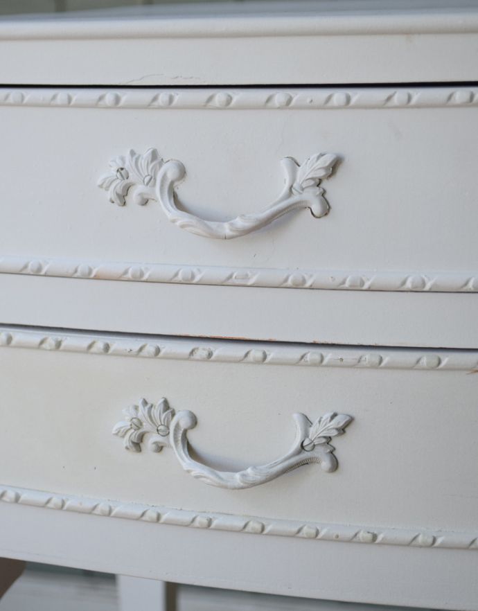 アンティークのチェスト アンティーク家具 アンティークペイント家具、フランスの美しいサイドチェスト。引き出しの取っ手は蔦のような凝ったデザイン。(m-432-f-1)