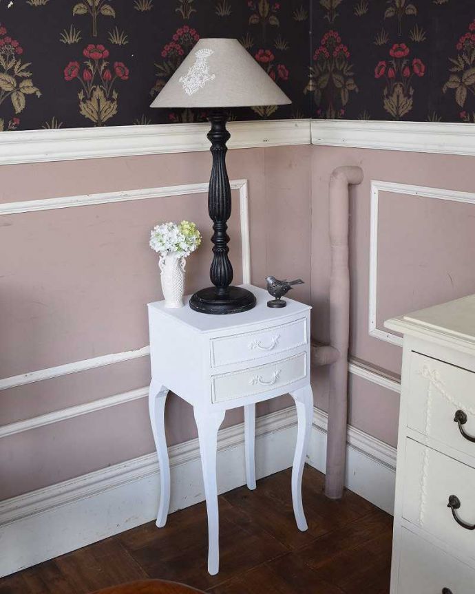 アンティークのチェスト アンティーク家具 アンティークペイント家具、フランスの美しいサイドチェスト。便利に使いながらも絵になるフォルムやっぱりフランス生まれのデザインは優雅で美しい!中にものをたっぷり収納しながら、お部屋まで美しく見せてくれます。(m-432-f-1)