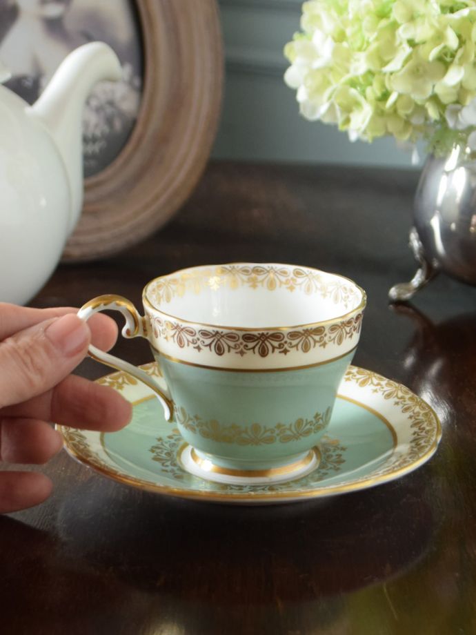 エインズレイ窯のアンティーク食器、金彩が美しいカップ＆ソーサー(m