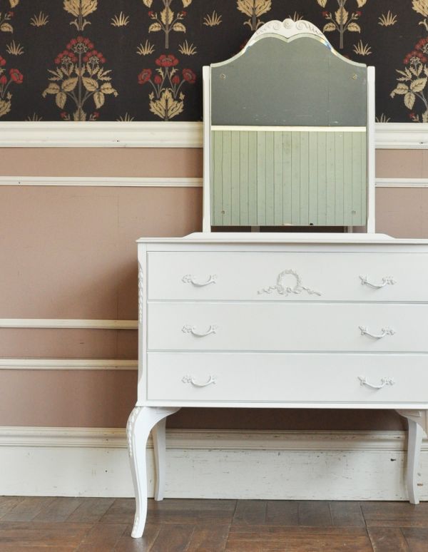 アンティークのドレッサー　アンティーク家具　ホワイトカラーのアンティークフレンチ家具、ドレッシングチェスト（ドレッサー）。自分だけのヒミツを収納引き出しもたくさんあるから収納としても便利な家具。(m-445-f)